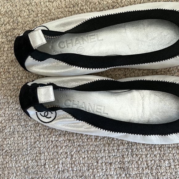 - Chanel Metallic Lambskin flats - Picture 2 of 8